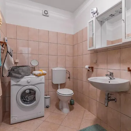 Apartment 1 Bedroom Gorgeous In *
