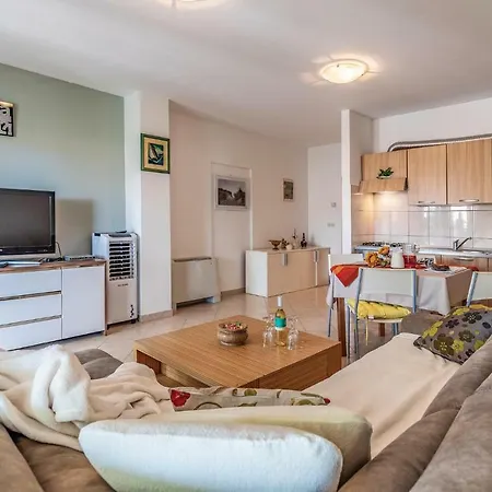 1 Bedroom Gorgeous In Apartment Pavicini
